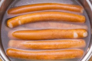 Porównali parówki z Lidla i Biedronki. Które warto kupować?