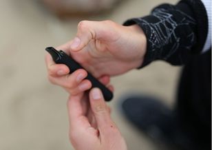 Palą już nastolatki. Onkolog stanowczo: „Chemiczna zupa”