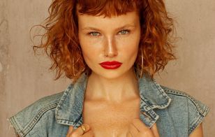 Trendy na wiosnę 2024. Denim, estetyka „mob wife” i cięższe brzmienia