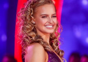 Wskoczyła w plisowaną „miniówkę”. Oprócz rajstop włożyła też skarpety. Hit czy kit?