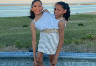 Bliźniaczki syjamskie różnią się orientacją. Opowiedziały o randkach