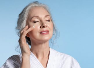 Krem pod oczy z drobinkami złota to ulubieniec 60-latek. Ma innowacyjną technologię kolagenowych nici