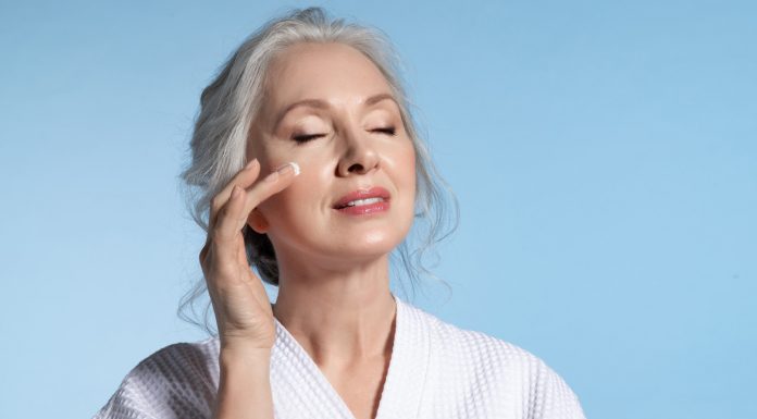 Krem pod oczy z drobinkami złota to ulubieniec 60-latek. Ma innowacyjną technologię kolagenowych nici