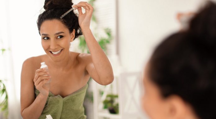 Wzmacnia włosy od nasady. Serum z niacynamidem zapobiega przetłuszczaniu się skóry głowy