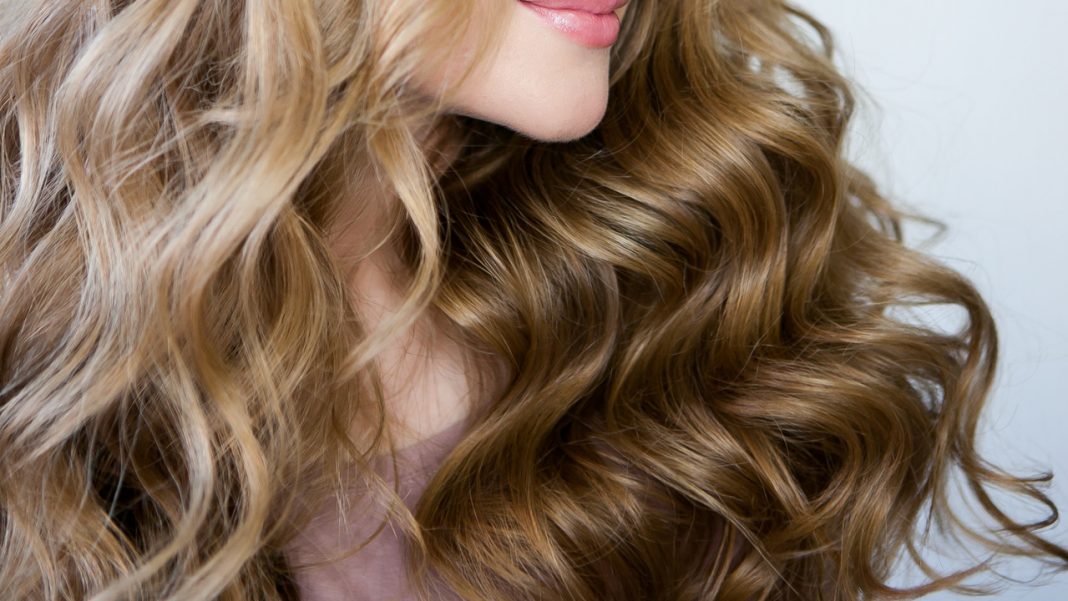 Lokówką za niecałe 120 zł zrobisz elastyczne loki i dodasz włosom kosmicznej objętości. Uwielbiają ją fryzjerzy
