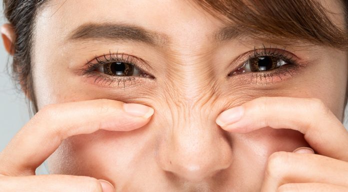 Ten krem rozprawi się z króliczymi zmarszczkami. Pierwszy efekt zobaczysz już po minucie