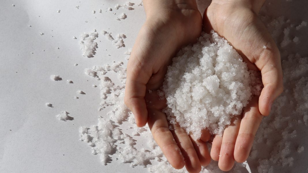 Olejowy peeling z kruszonymi muszlami daje efekt