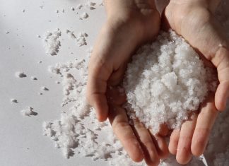 Olejowy peeling z kruszonymi muszlami daje efekt „nowej skóry”. Mało znany, a doskonały!