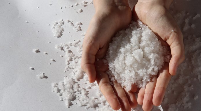 Olejowy peeling z kruszonymi muszlami daje efekt „nowej skóry”. Mało znany, a doskonały!