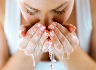 Koniec z uczuciem ściągnięcia i szczypania po myciu twarzy. Te fizjologiczne żele myjące przywrócą skórze komfort