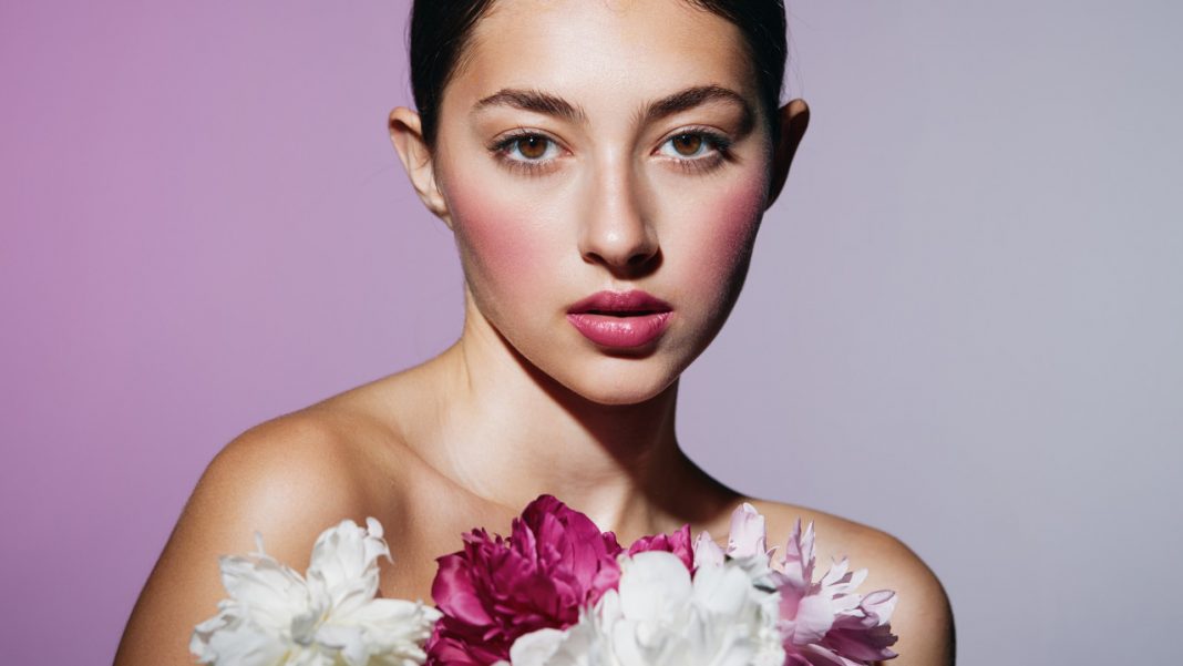 Róż za 20 zł to świetny zamiennik kultowego kosmetyku od francuskiej marki premium