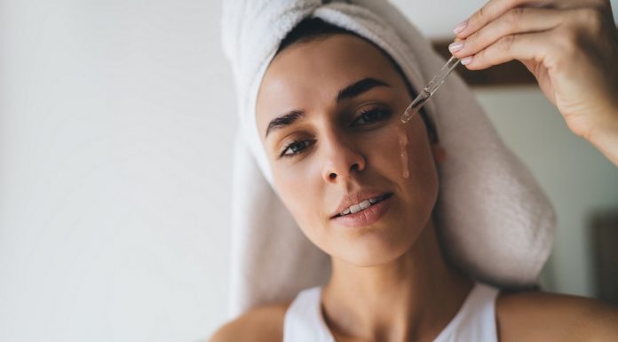 To serum z kwasami napina skórę i redukuje zmarszczki. Idealne na noc