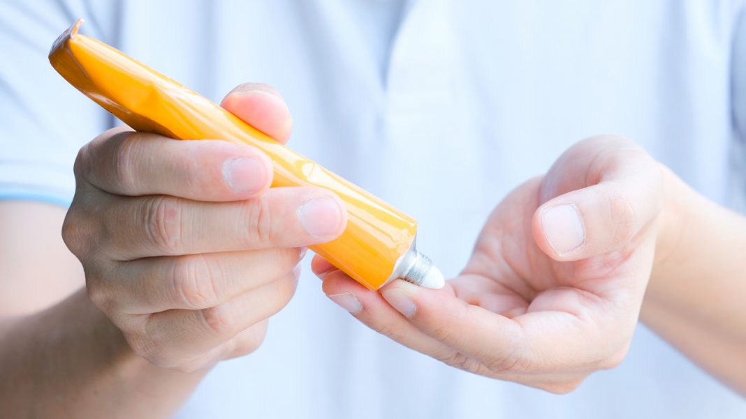 Maść za kilka złotych rozprawia się z niedoskonałościami w jedną noc