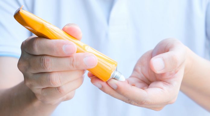 Maść za kilka złotych rozprawia się z niedoskonałościami w jedną noc