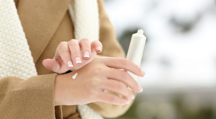 Cztery kosmetyki, które redukują przebarwienia na dłoniach. Zapomnij o plamach starczych
