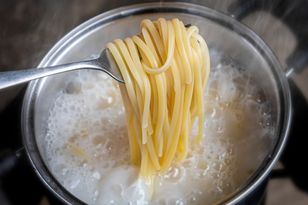 Sztuczka podczas gotowania makaronu. Zaoszczędzisz na prądzie