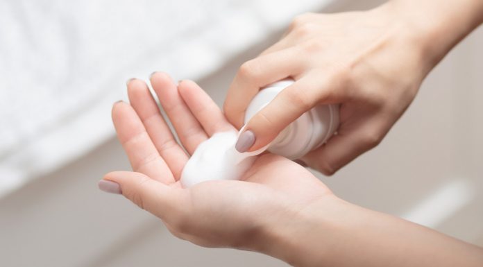 Szampon w formie pianki. Delikatny dla skóry głowy, mocno nawilża nawet farbowane włosy