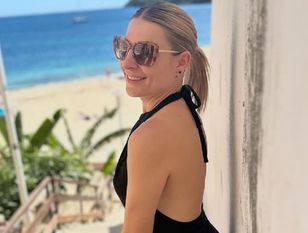 Poleciała na Majorkę. Pozuje boso w