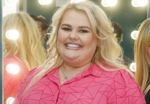 Spacerowała po plaży. Jej strój kąpielowy modeluje sylwetkę