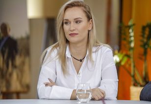Strój rolniczki to strzał w dziesiątkę na komunię. Bije na głowę sukienkę
