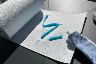 Już po południu nakładam pastę na ręcznik. Wreszcie mam spokój