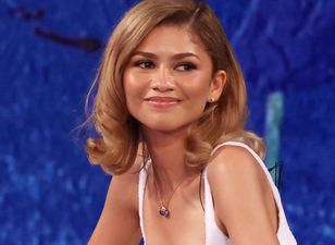 Włożyła sukienkę z dziurkami. Wyglądała obłędnie