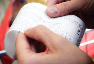 Gdzie wyrzucić paragony? Połowa Polaków nie ma pojęcia