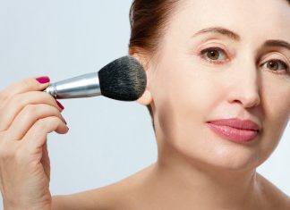 Ten podkład to nr 1 dla dojrzałej skóry. Nie wchodzi w załamania, a do tego silnie ujędrnia