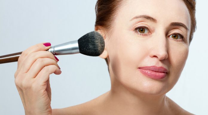 Ten podkład to nr 1 dla dojrzałej skóry. Nie wchodzi w załamania, a do tego silnie ujędrnia