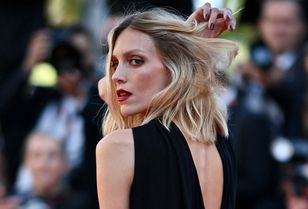 Zrobiła jej manicure na czerwony dywan w Cannes. Anja Rubik i