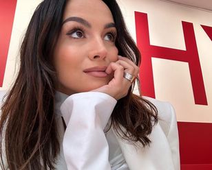 Świetna alternatywa dla trampek. Krupińska weszła w tych butach na plan