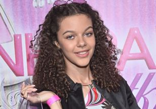 Dankwa na imprezie Pudelka. Włożyła krótki top i „miniówkę”