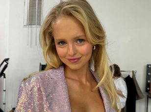 Pozowała w bikini w stylu retro. Dół z siateczką to prawdziwa petarda