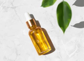 Ten złoty olejek odbudowuje suchą i dojrzałą skórę. „Tamuje dziury” w barierze lipidowej