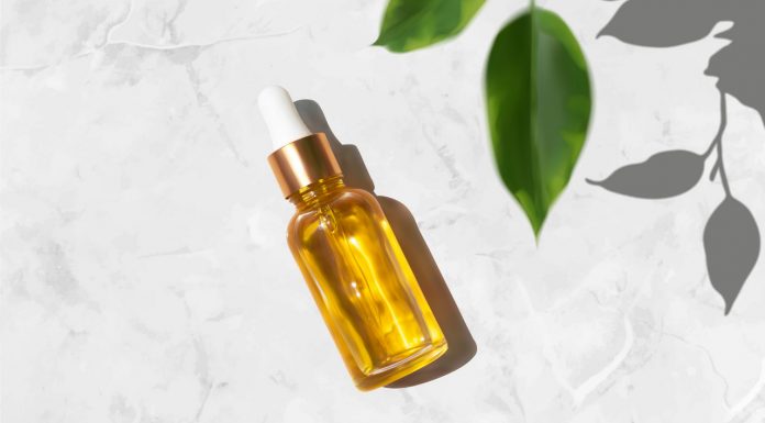 Ten złoty olejek odbudowuje suchą i dojrzałą skórę. „Tamuje dziury” w barierze lipidowej