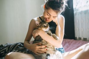 Kot ugniata łapami twoje ciało? Wiadomo, co naprawdę chce przekazać