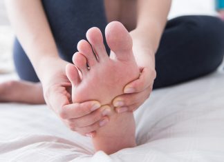 Twoje stopy mają tendencję do silnego pocenia się? Znaleźliśmy cztery kosmetyki, które pomogą