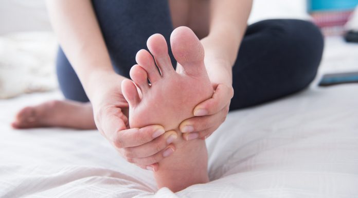 Twoje stopy mają tendencję do silnego pocenia się? Znaleźliśmy cztery kosmetyki, które pomogą