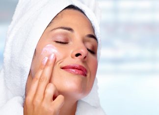 Korekta zmarszczek i silne ujędrnienie! Ta maska natychmiast wygładza twarz, szyję, dekolt i biust