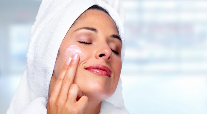 Korekta zmarszczek i silne ujędrnienie! Ta maska natychmiast wygładza twarz, szyję, dekolt i biust