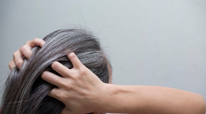 Nigdy nie wyrywaj siwych włosów! Możesz zrobić sobie krzywdę