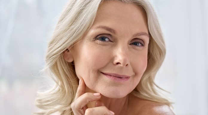 Pięć dobrych kremów przeciwzmarszczkowych 50+. Spektakularnie odmładzają rysy