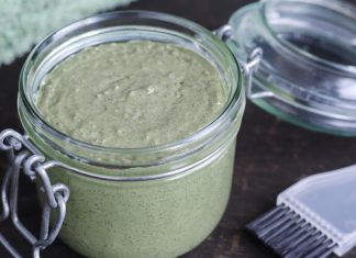 Rozgnieć miąższ i dodaj łyżkę oliwy z oliwek. Genialny sposób na jedwabiste włosy na lato