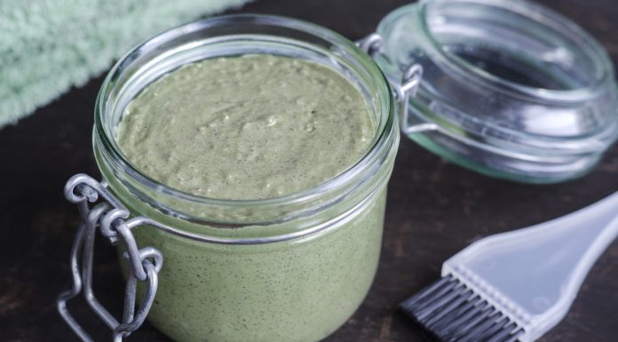 Rozgnieć miąższ i dodaj łyżkę oliwy z oliwek. Genialny sposób na jedwabiste włosy na lato