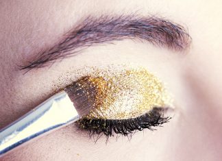 Jak zmyć brokatowy makijaż? Ta sztuczka działa świetnie, ale trzeba być ostrożnym