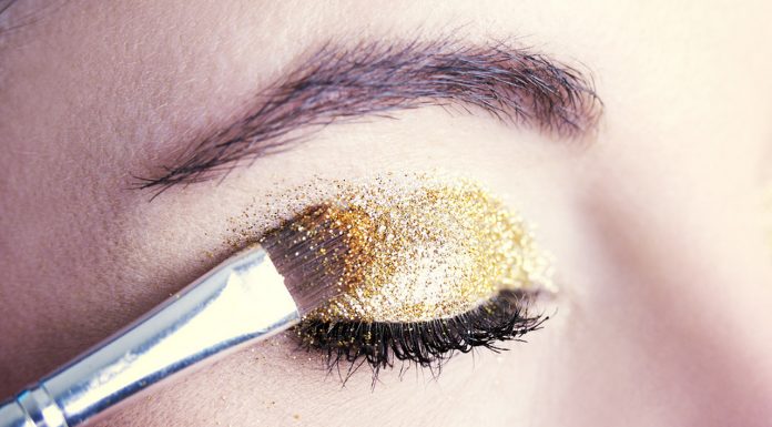 Jak zmyć brokatowy makijaż? Ta sztuczka działa świetnie, ale trzeba być ostrożnym