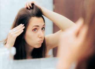 Jak i czym myć siwe włosy?