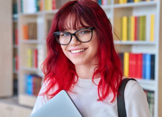 Cztery dobre szampony do włosów farbowanych. Nawilżają i chronią kolor przed płowieniem