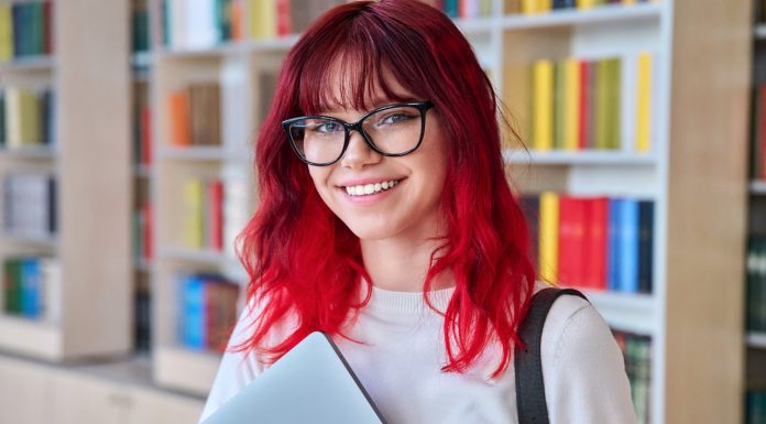 Cztery dobre szampony do włosów farbowanych. Nawilżają i chronią kolor przed płowieniem