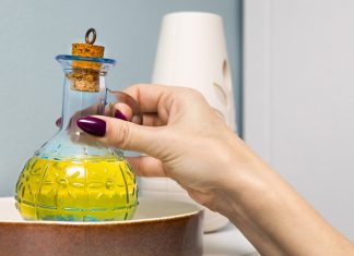 Pielęgniarka ostrzega przed popularnym olejkiem. Wiele osób źle go używa